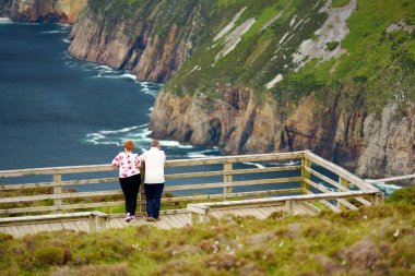 Slieve Ligi, İrlanda'nın en yüksek deniz kayalıkları, bu muhteşem costal sürüş güzergahı boyunca güney batı Donegal bulunan. Wild Atlantic Way rotası, Co Donegal, İrlanda.