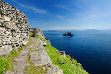 Skellig Michael veya Great Skellig, bir Hıristiyan manastırının yıkık kalıntılarına ev sahipliği yapıyor. Çeşitli deniz kuşlarının yaşadığı bir yer. Unesco Dünya Mirası Alanı, İrlanda.