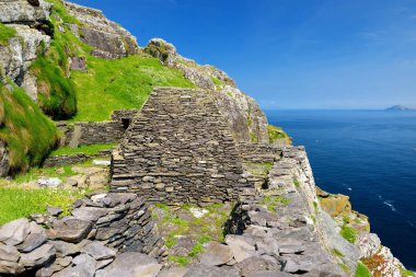 Skellig Michael veya Great Skellig, bir Hıristiyan manastırının yıkık kalıntılarına ev sahipliği yapıyor. Çeşitli deniz kuşlarının yaşadığı bir yer. Unesco Dünya Mirası Alanı, İrlanda.