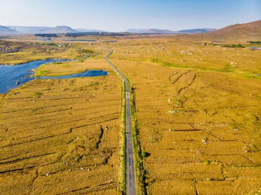 İrlanda Connemara bölgenin güzel günbatımı görünümü. Ufukta muhteşem dağlar ile Manzara İrlanda kırsal manzara, County Galway, İrlanda.