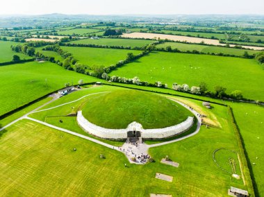 Newgrange, Neolitik dönemde inşa edilmiş tarih öncesi bir anıt, County Meath, İrlanda bulunan. Unesco Dünya Mirası.