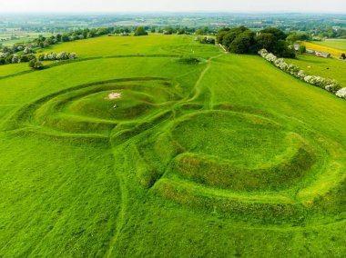 İrlanda Yüksek Kralı, County Meath, İrlanda'nın merkezi olarak kullanılan bir dizi antik anıtiçeren bir arkeolojik kompleks olan Tara Tepesi'nin havadan görünümü