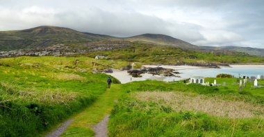 Abbey Adası, Derrynane Tarihi Parkı arazi yama, Derrynane Abbey ve çimento kalıntıları ile ünlü, County Kerry bulunan, İrlanda