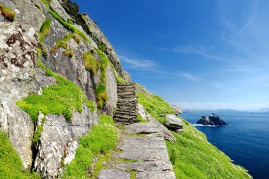 Skellig Michael veya Great Skellig, bir Hıristiyan manastırının yıkık kalıntılarına ev sahipliği yapıyor. Çeşitli deniz kuşlarının yaşadığı bir yer. Unesco Dünya Mirası Alanı, İrlanda.