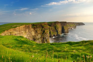 Dünyaca ünlü Moher Kayalıkları, İrlanda'nın en popüler turistik yerlerinden biri. County Clare Wild Atlantic Way üzerinde yaygın olarak bilinen turistik.