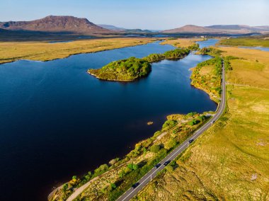 İrlanda Connemara bölgenin güzel günbatımı görünümü. Ufukta muhteşem dağlar ile Manzara İrlanda kırsal manzara, County Galway, İrlanda.