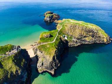 Carrick-a-Rede Rope Bridge, County Antrim Ballintoy yakınlarındaki ünlü halat köprü, Carrickarede küçük adaya anakara bağlayan.
