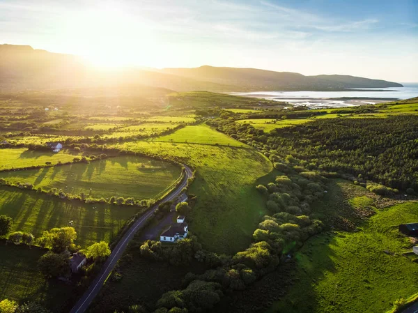 Luftaufnahme von endlosen saftigen Weiden und Ackerland Irlands. schöne irische Landschaft mit grünen Feldern und Wiesen. ländliche Landschaft bei Sonnenuntergang. — Stockfoto