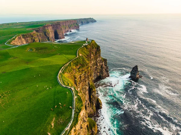 Dünyaca ünlü Moher Kayalıkları, İrlanda'nın en popüler turistik yerlerinden biri. County Clare Wild Atlantic Way bilinen turistik havadan görünümü. — Stok fotoğraf