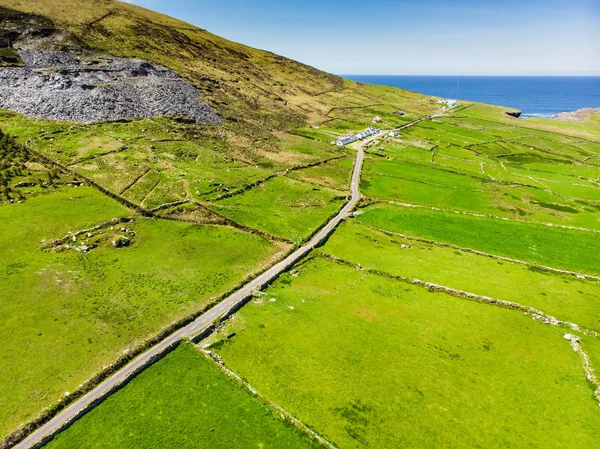 Velkolepý vzdušný výhled na Mullaghmore Head s obrovskými vlnami, které se valují na břeh. Místo podpisu divokého Atlantiku, hrabství Sligo, Irsko — Stock fotografie