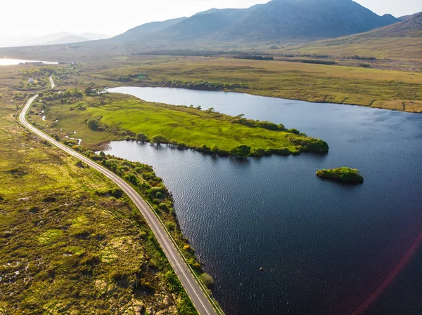 İrlanda Connemara bölgenin güzel günbatımı görünümü. Ufukta muhteşem dağlar ile Manzara İrlanda kırsal manzara, County Galway, İrlanda. — Stok fotoğraf