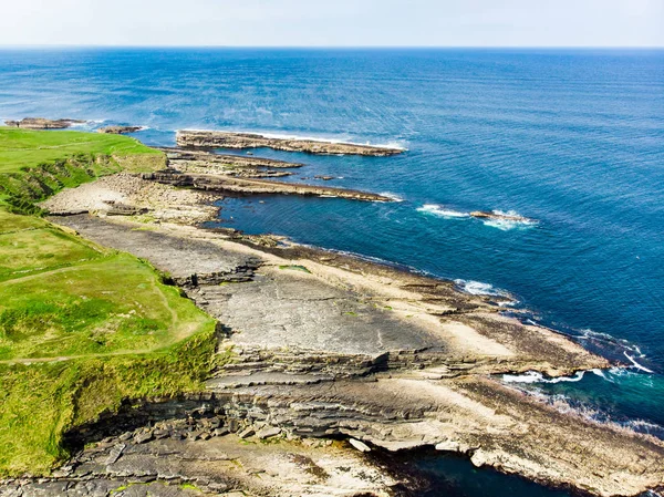 Spectaculaire luchtfoto van Mullaghmore hoofd met enorme golven rollen aan wal. Signature Point of the Wild Atlantic Way, County Sligo, Ierland — Stockfoto