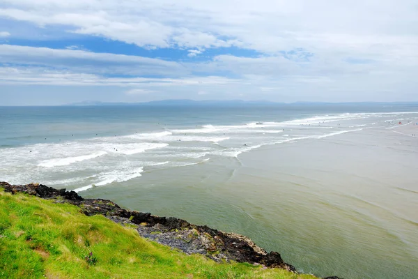 Espectacular Tullan Strand, una de las famosas playas de surf de Donegal, enmarcada por un escenario escénico proporcionado por las montañas Sligo-Leitrim . — Foto de Stock