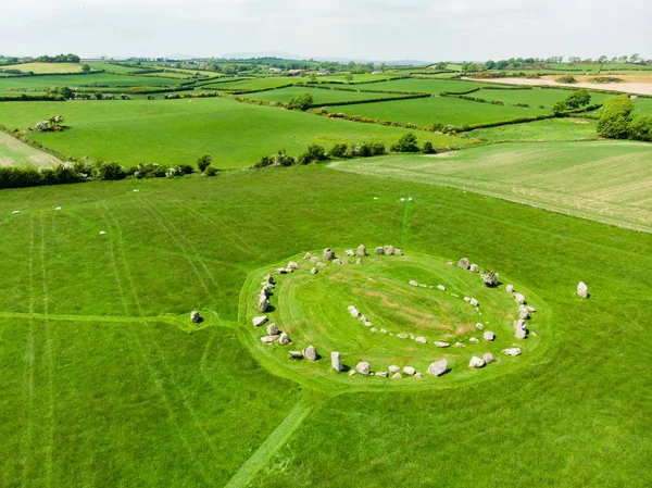 Ballynoe kő kör, egy őskori bronzkori temetkezési halom körül egy körkörös szerkezet álló kövek, County Down, Észak-Írország — Stock Fotó