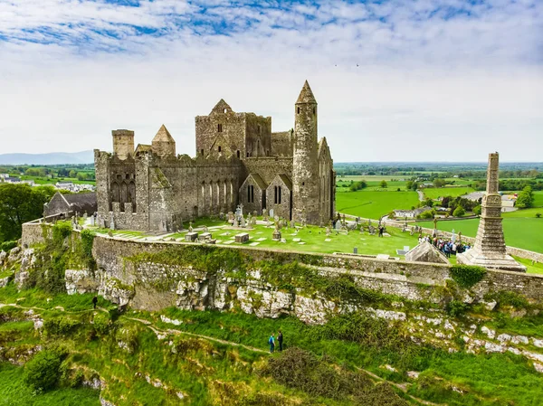 Skála kašel, známá také jako Cashel králů a St. Patrick 's Rock, historické místo v kašle, hrabství Tipperary. — Stock fotografie
