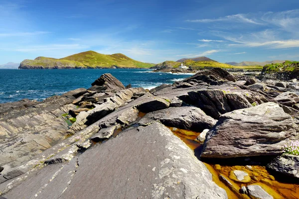 Rough and rocky shore along famous Ring of Kerry route. Península de Iveragh, Condado de Kerry, Irlanda . — Fotografia de Stock