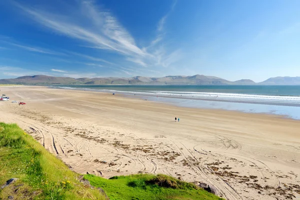 Palcová pláž, nádherná 5 km dlouhá část písku a dun, oblíbená pro surfování, plavání a rybaření, umístěná na poloostrově Dingle, County Kerry, Irsko. — Stock fotografie