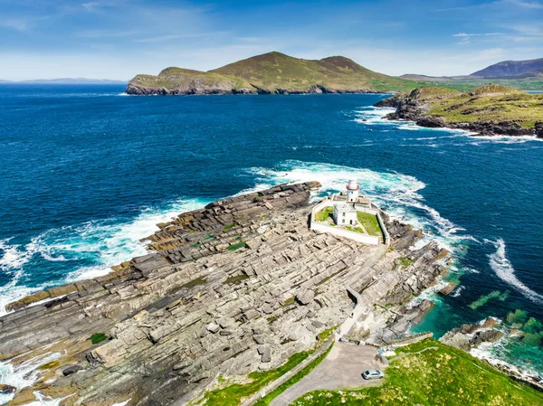 Csodálatos kilátás Valentia sziget világítótorony a Cromwell Point. Helyek érdemes ellátogatni a vadon élő atlanti út. County Kerry, Írország. — Stock Fotó