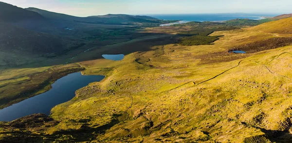 Luchtfoto van Conor Pass, een van de hoogste Ierse bergpassen bediend door een geasfalteerde weg, gelegen op het schiereiland Dingle, County Kerry, Ierland — Stockfoto