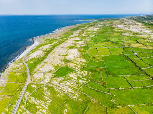 Letecký pohled na Inishmore nebo INIS mor, největší z Arských ostrovů v zátoce Galway Bay, v Irsku. Proslulý svou irskou kulturou, loajalitou vůči irskému jazyku a bohatstvím starověkých památek. — Stock fotografie