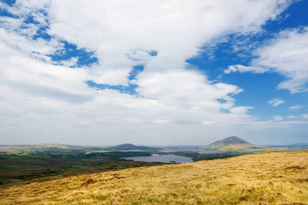 Connemara Milli Parkı, bataklık ve fundalıklar için ünlü, onun koni şeklindeki dağ tarafından izlenen, Diamond Hill, County Galway, İrlanda — Stok fotoğraf