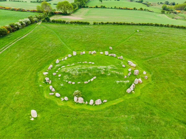 Ballynoe kő kör, egy őskori bronzkori temetkezési halom körül egy körkörös szerkezet álló kövek, County Down, Észak-Írország — Stock Fotó