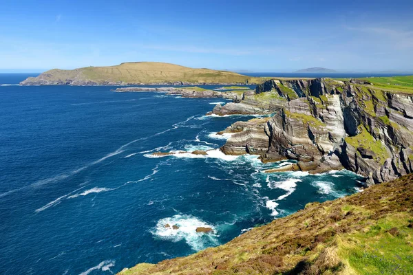 Incredibile onda sferzato Kerry Cliffs, le scogliere più spettacolari nella contea di Kerry, Irlanda. Attrazioni turistiche sul famoso percorso Ring of Kerry . — Foto Stock