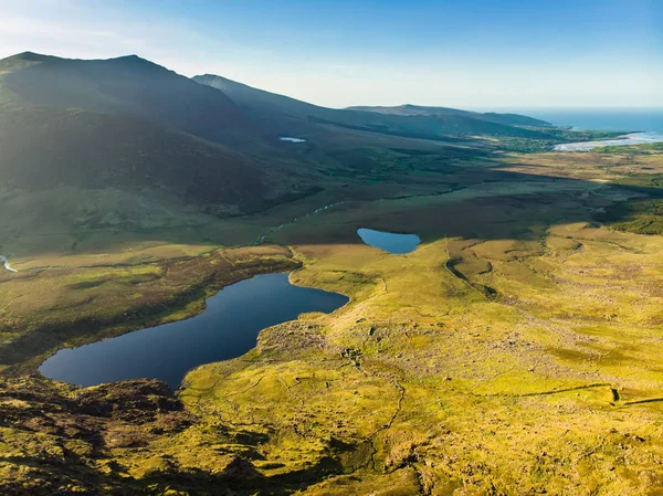 Luchtfoto van Conor Pass, een van de hoogste Ierse bergpassen bediend door een geasfalteerde weg, gelegen op het schiereiland Dingle, County Kerry, Ierland — Stockfoto