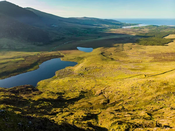 Luchtfoto van Conor Pass, een van de hoogste Ierse bergpassen bediend door een geasfalteerde weg, gelegen op het schiereiland Dingle, County Kerry, Ierland — Stockfoto