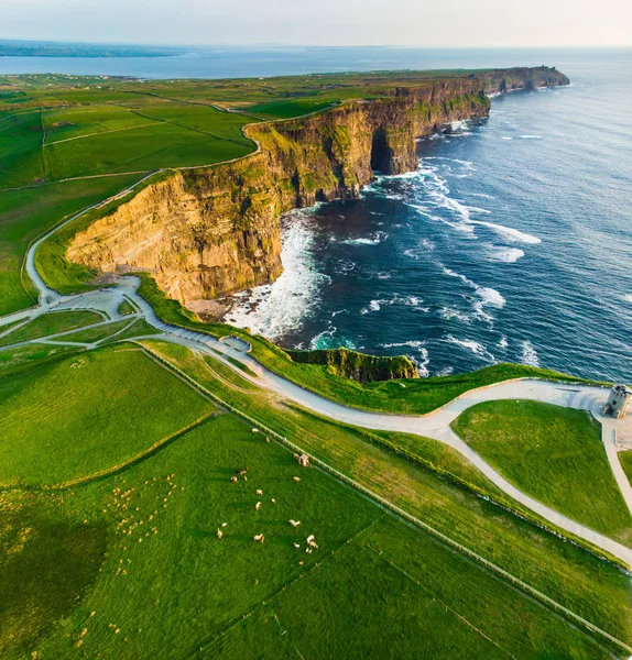 A világhírű moher-sziklák, Írország egyik legkedveltebb turistacélpontszáma. Légifotó az ismert turisztikai attrakció a vadon élő atlanti-óceáni út megyei Clare. — Stock Fotó
