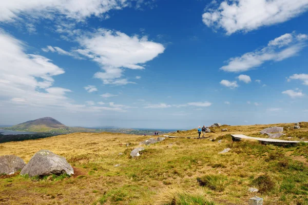 Národní park Connemara, slavný pro buky a vřesem, sledoval přes svou skalní horu, diamantový vrch, hrabství Galway, Irsko — Stock fotografie