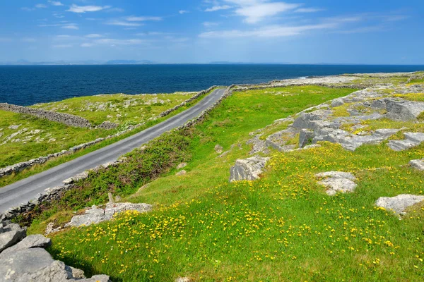 Inishmore nebo INIS mor, největší z Aran ostrovů v zátoce Galway Bay, Irsko. Proslulý svou irskou kulturou, loajalitou vůči irskému jazyku a bohatstvím předkřesťanských starověkých památek. — Stock fotografie