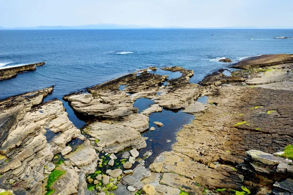 Durva és sziklás part mentén híres Ring of Kerry útvonalon. Iveragh Peninsula, County Kerry, Írország. — Stock Fotó