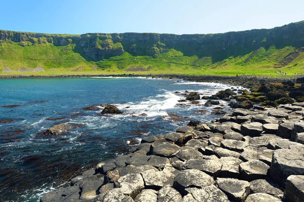 Giants Causeway, un'area di pietre esagonali di basalto, contea di Antrim, Irlanda del Nord. Famosa attrazione turistica, patrimonio mondiale dell'UNESCO . — Foto Stock
