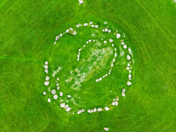 Ballynoe Stone Circle, een prehistorische Bronstijd grafheuvel omgeven door een circulaire structuur van staande stenen, County Down, Noord-Ierland — Stockfoto