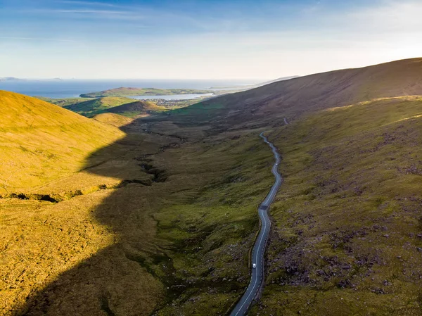 Aerial view of Conor Pass, one of the highest Irish mountain passes served by an asphalted road, located on the Dingle Peninsula, County Kerry, Ireland — Stock Photo, Image