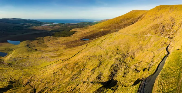 Luchtfoto van Conor Pass, een van de hoogste Ierse bergpassen bediend door een geasfalteerde weg, gelegen op het schiereiland Dingle, County Kerry, Ierland — Stockfoto