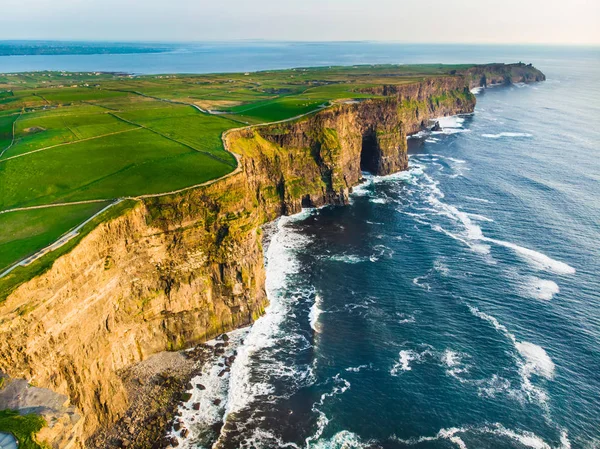 世界著名的莫赫悬崖，爱尔兰最受欢迎的旅游目的地之一。克莱尔郡野生大西洋路上已知旅游景点的鸟瞰图. — 图库照片