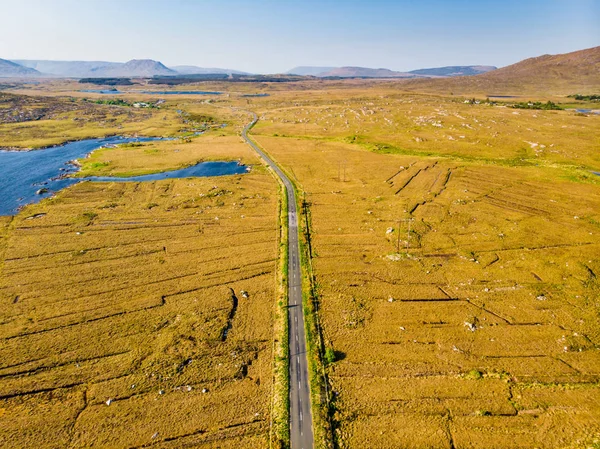 Krásný pohled na západ slunce v oblasti Connemara v Irsku. Malebná Irská krajina s nádhernými horami na obzoru, hrabství Galway, Irsko. — Stock fotografie