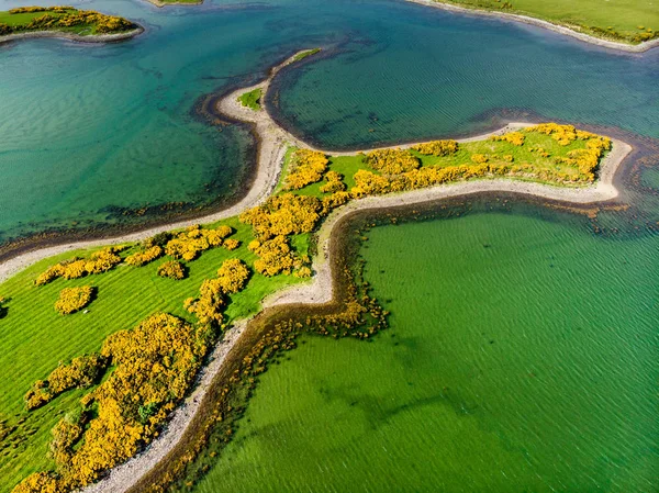 Vue aérienne des eaux vert émeraude et des îles près de Westport le long du Wild Atlantic Way, comté de Mayo, Irlande . — Photo