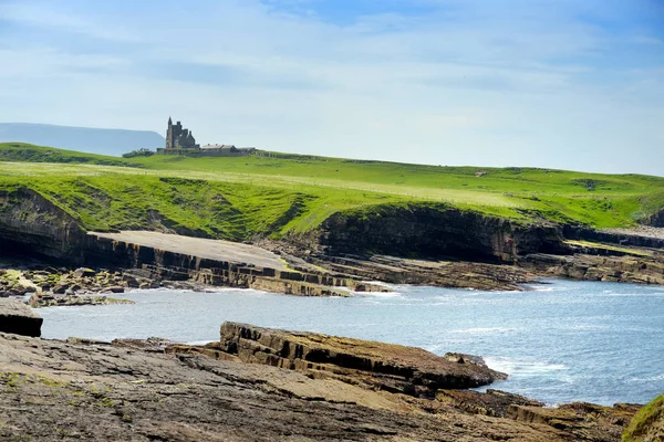 Mullaghmore Head'in muhteşem manzarası, kıyıya vuran dev dalgalar. Muhteşem Classiebawn Kalesi ile pitoresk sahne. Wild Atlantic Way, County Sligo, İrlanda — Stok fotoğraf