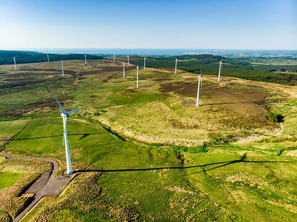 Vista aérea de las turbinas eólicas generadoras de energía, ubicadas en la región de Connemara, Condado de Galway, Irlanda — Foto de Stock