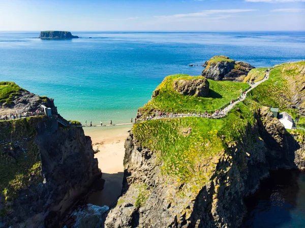 Puente de cuerda Carrick-a-Rede, famoso puente de cuerda cerca de Ballintoy en el condado de Antrim, que une el continente con la pequeña isla de Carrickarede . — Foto de Stock