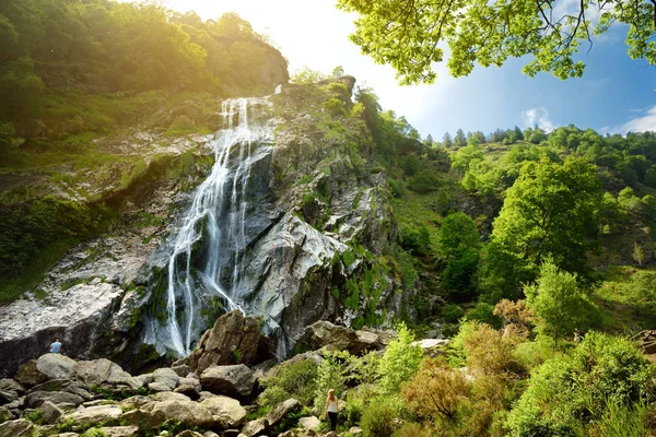 Majestátní vodní kaskády Powerscourt vodopád, nejvyšší vodopád v Irsku. Turistické akce v co. Wicklow, Irsko. — Stock fotografie