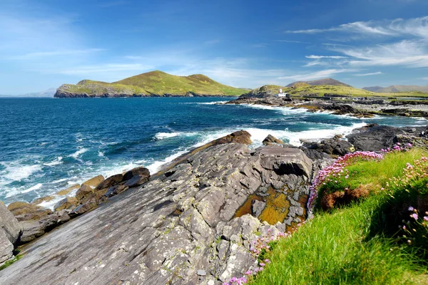 Csodálatos kilátás Valentia sziget világítótorony a Cromwell Point. Helyek érdemes ellátogatni a vadon élő atlanti út. County Kerry, Írország. — Stock Fotó