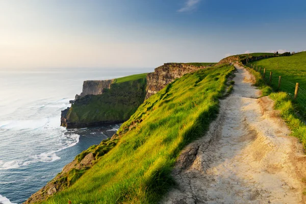 Världsberömda Cliffs of Moher, en av de mest populära turistmålen i Irland. Allmänt känd turistattraktion på Wild Atlantic Way i County Clare. — Stockfoto