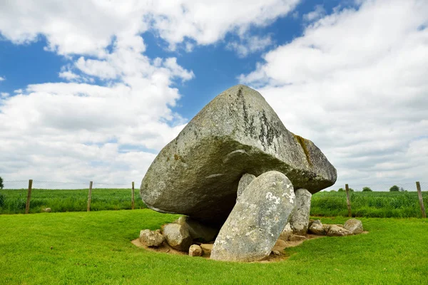 Brownshill Dolmen, resmi kernanstown Cromlech, muhteşem bir megalitik granit capstone, County Carlow, İrlanda bulunan olarak bilinen.