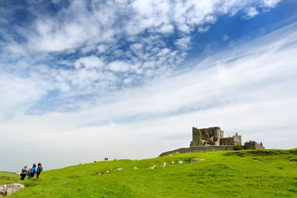 Cashel Kayası, Ayrıca Kings Cashel ve St Patrick's Rock, Cashel, County Tipperary bulunan tarihi bir site olarak da bilinir.