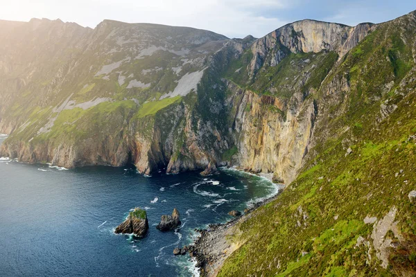 Slieve League、アイルランド最高の海の崖は、この壮大なコストの運転ルートに沿って南西ドニゴールに位置しています。ワイルド・アトランティック・ウェイ・ルートで人気の停留所の1つ、コ・ドニゴール、アイルランド. — ストック写真