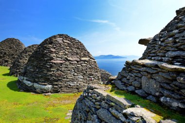 Skellig Michael veya Great Skellig, bir Hıristiyan manastırının yıkık kalıntılarına ev sahipliği yapıyor. Çeşitli deniz kuşlarının yaşadığı bir yer. Unesco Dünya Mirası Alanı, İrlanda.